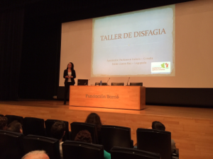 El próximo 11 de abril es el Día Mundial de Párkinson y, como todos los años, vamos a llevar a cabo, durante todo el mes, diferentes actividades que ya os iremos desvelando smiley.

Entre ellas, los siguientes talleres gratuitos:

 

“Disfagia”

Lugar: Fundación Barrié (C/Cantón Grande, nº9. A Coruña)

Hora: 19:00h

Día: 16 de abril.

Este taller, impartido por Belén Castro, logopeda en nuestra Asociación, estará dividido en dos partes: en la primera, se tratarán los diferentes síntomas y en la segunda  se darán herramientas y soluciones para trabajar la disfagia.



 

“Prevención de caídas”

Como sabéis, una de las consecuencias de la enfermedad de Parkinson son las caídas, que suelen ser un problema frecuente a medida que pasa el tiempo.

En este taller, Sandra García, fisioterapeuta en nuestra Asociación, nos mostrará diferentes estrategias útiles para prevenir estas caídas. 

Lugar: Fundación Barrié

Hora: 19:00h

Día: 24 de abril



 

En ambos talleres hay plazas hasta completar aforo, pero es imprescindible inscribirse previamente llamando al 981 241 100, mandando un email a info@parkinsongaliciacoruna.org o en nuestras oficinas.

Por último, queremos dar las gracias de corazón a la Fundación Barrié por el apoyo, ¡sin vosotros sería muchísimo más difícil!