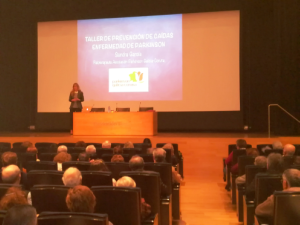 El próximo 11 de abril es el Día Mundial de Párkinson y, como todos los años, vamos a llevar a cabo, durante todo el mes, diferentes actividades que ya os iremos desvelando smiley.

Entre ellas, los siguientes talleres gratuitos:

 

“Disfagia”

Lugar: Fundación Barrié (C/Cantón Grande, nº9. A Coruña)

Hora: 19:00h

Día: 16 de abril.

Este taller, impartido por Belén Castro, logopeda en nuestra Asociación, estará dividido en dos partes: en la primera, se tratarán los diferentes síntomas y en la segunda  se darán herramientas y soluciones para trabajar la disfagia.



 

“Prevención de caídas”

Como sabéis, una de las consecuencias de la enfermedad de Parkinson son las caídas, que suelen ser un problema frecuente a medida que pasa el tiempo.

En este taller, Sandra García, fisioterapeuta en nuestra Asociación, nos mostrará diferentes estrategias útiles para prevenir estas caídas. 

Lugar: Fundación Barrié

Hora: 19:00h

Día: 24 de abril



 

En ambos talleres hay plazas hasta completar aforo, pero es imprescindible inscribirse previamente llamando al 981 241 100, mandando un email a info@parkinsongaliciacoruna.org o en nuestras oficinas.

Por último, queremos dar las gracias de corazón a la Fundación Barrié por el apoyo, ¡sin vosotros sería muchísimo más difícil!